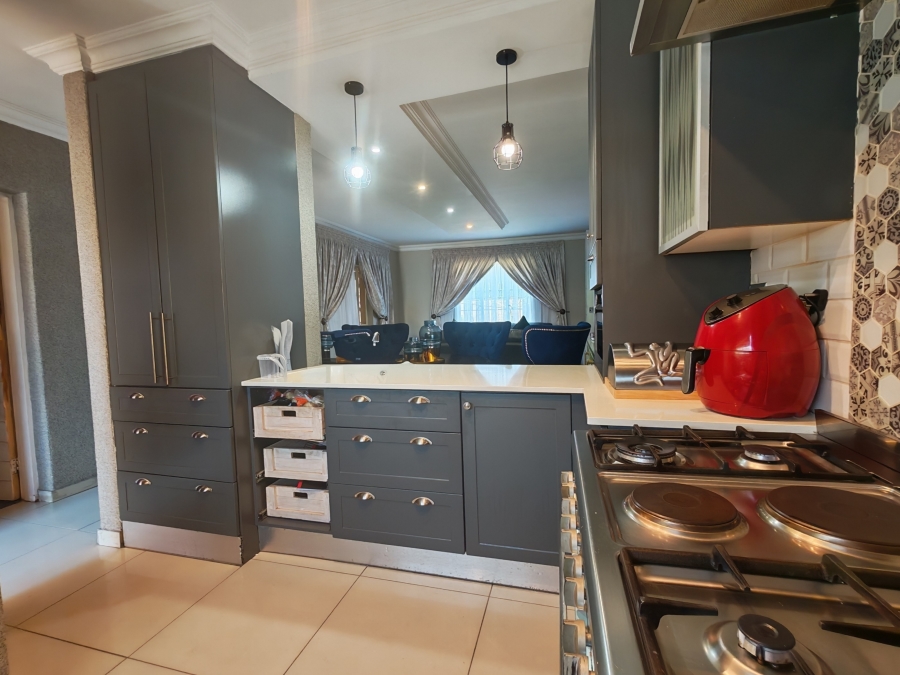 3 Bedroom Property for Sale in Waterval East North West